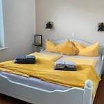 Huus Moevchen * בורקום